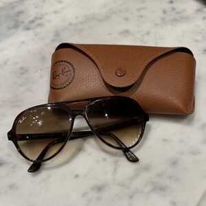 Ray-Ban women’s Brown Gradient Aviator Sunglasses with Brown Case🌟